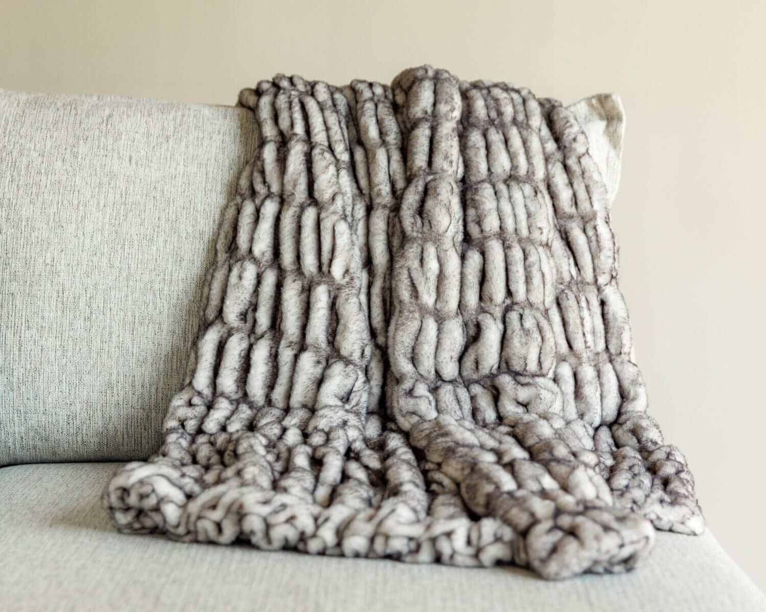 Hugs Obsidian Blanket - Image 3