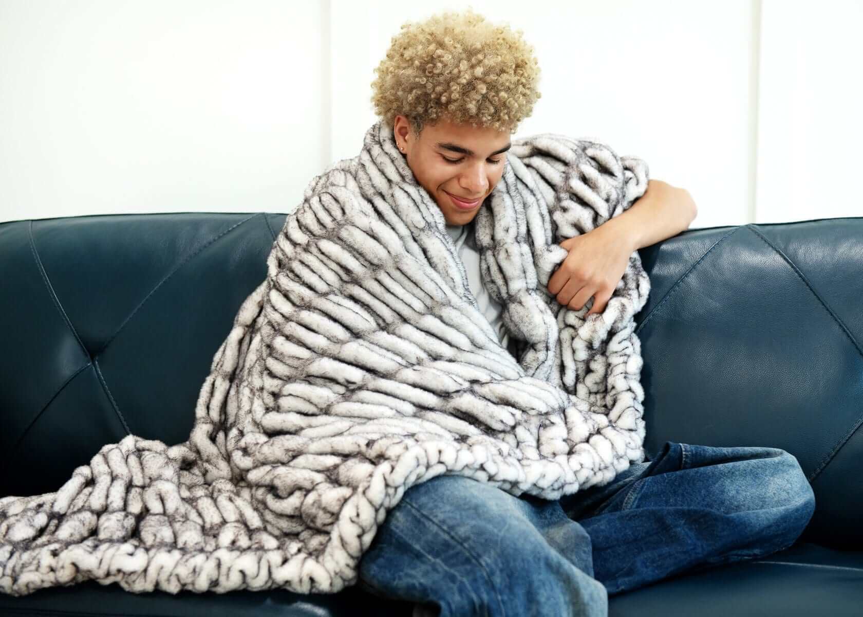 Hugs Obsidian Blanket - Image 4