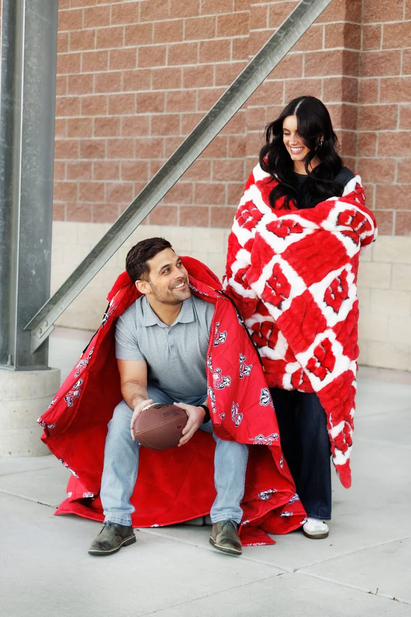 University of Wisconsin Badgers Blanket - Hugs - Image 4